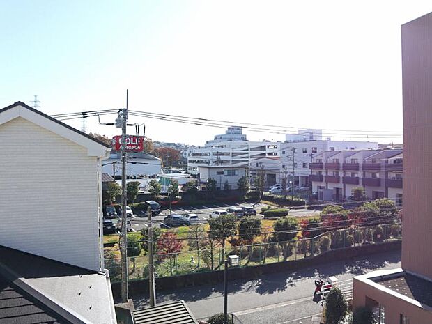 ほっと一息つきたい時に望むこの眺望。リラックスできる空間になりますね。