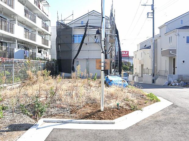 「小机」駅徒歩16分。豊かな居住性とクオリティが見事に調和した住空間は住まうことの喜びを感じさせてくれます。(2025.12.1撮影)