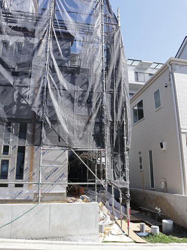 「小机」駅徒歩16分。ルーフバルコニーや生活に便利な設備・仕様を揃えた快適住宅です。(2026.3.5撮影)
