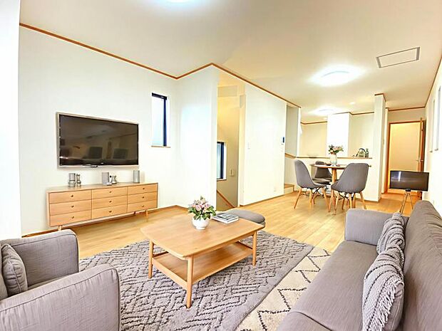 リビング(配置してある家具はCGによるイメージです)LDK16.87帖 ご家族みなさんで寛げる空間をぜひ現地で体感してみてください。