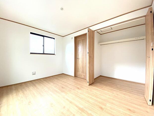 クローゼットには棚やハンガーパイプが付いており、スーツや上着などがスッキリ収納可能です。