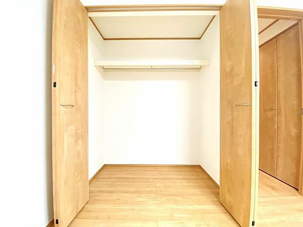 クローゼットにはハンガーパイプが備えられているので、大切なお洋服にしわを付けずにそのまましまうことが出来ます。