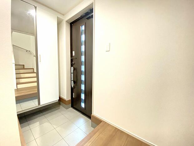 雑多な玄関ではなくスッキリ空間としてお家の顔になるよう設計いたしました。