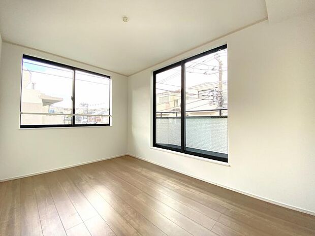 洋室6帖窓からたっぷりと陽光が注がれる、明るく快適なプライベート空間となっております