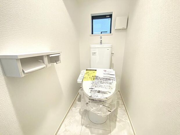 清潔感の溢れるトイレです。落ち着いた空間で安らぎのひとときをお過ごし頂けます。2か所あり。