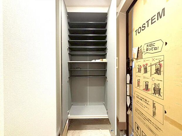 玄関のシューズクローゼットには鏡がついており玄関を広く見せつつ身だしなみを整えることができます。（2025.10.23撮影）