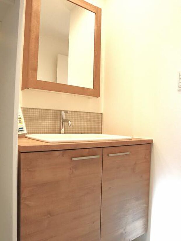 清潔感と機能性を備え一日の始まりと終わりを心地よく演出してくれるパウダールームです。（乾太くん付き）