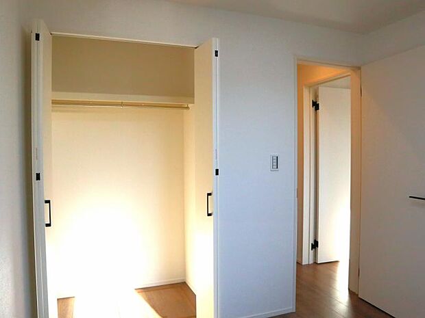クローゼットには棚やハンガーパイプが付いており、スーツや上着などがスッキリ収納可能です。