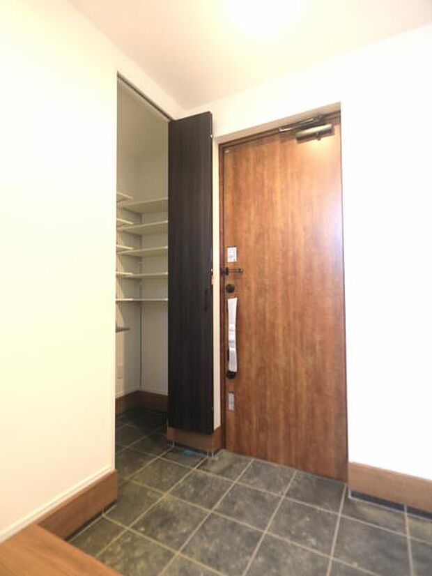 雑多な玄関ではなくスッキリ空間としてお家の顔になるよう設計いたしました。