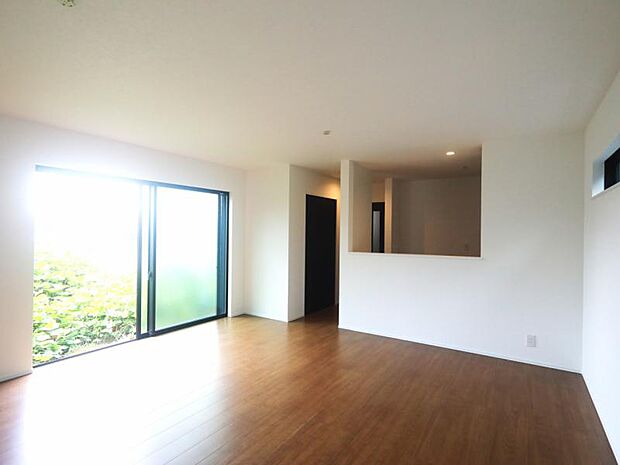 LDK18.7帖　くつろげるリビングは話に夢中になりすぎて、ついつい時間を忘れてしまう。そんな束の間の幸せを感じさせてくれる場所です。