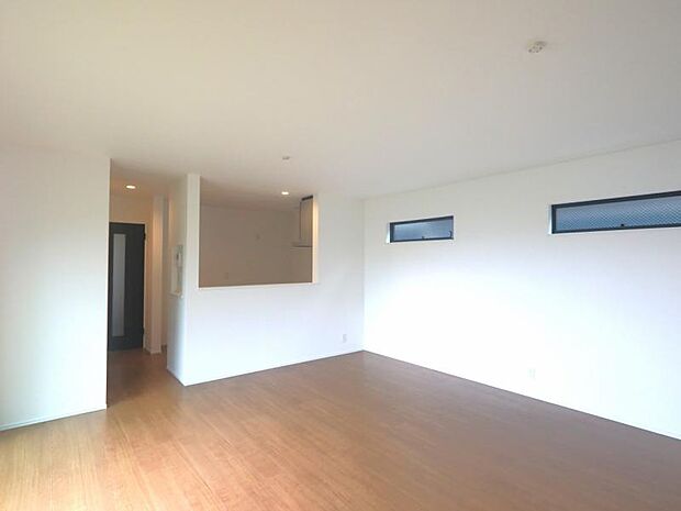 LDK18.7帖　落ち着きのあるリビングです。お友達が遊びに来た時にも使えますし、ちょっと疲れた時にお昼寝できるのも嬉しいですね。