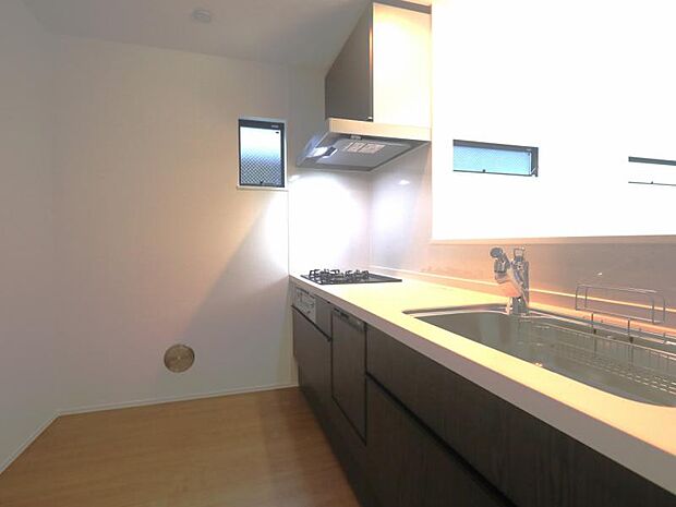 広々とした対面式キッチンスペース。食洗機と浄水器が付き、収納力もあるキッチンはお料理が捗ります。横には小窓や床下収納もあります。