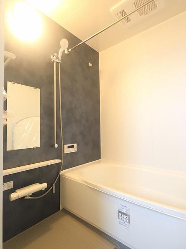 凹凸が少ない汚れの付き辛くお掃除が楽な仕様となっており浴室暖房乾燥機付きで雨の日の洗濯も可能です