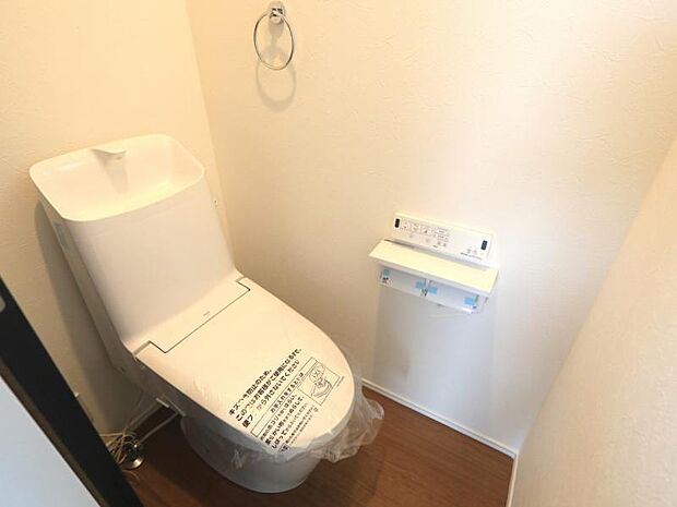 清潔感の溢れるトイレです。落ち着いた空間で安らぎのひとときをお過ごし頂けます。トイレ2か所あり。