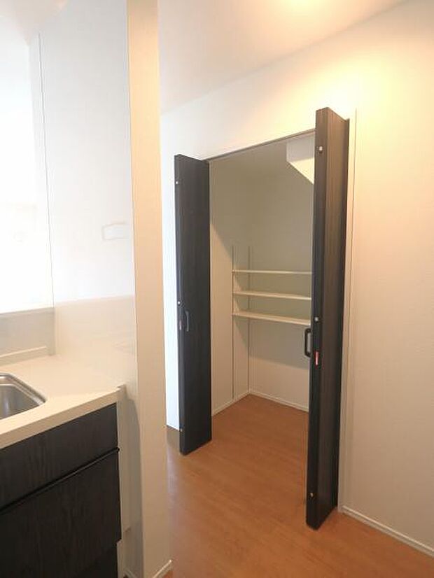 空間を効率的に利用し収納スペースを確保。一日の始まりと終わりを美しく演出します。