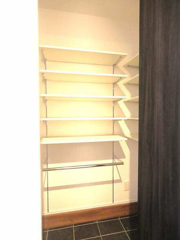 玄関にある大きな収納は、お子様のベビーカーやパパのゴルフバッグ、ママの靴をたくさん置いてもまだまだ余裕たっぷりです。