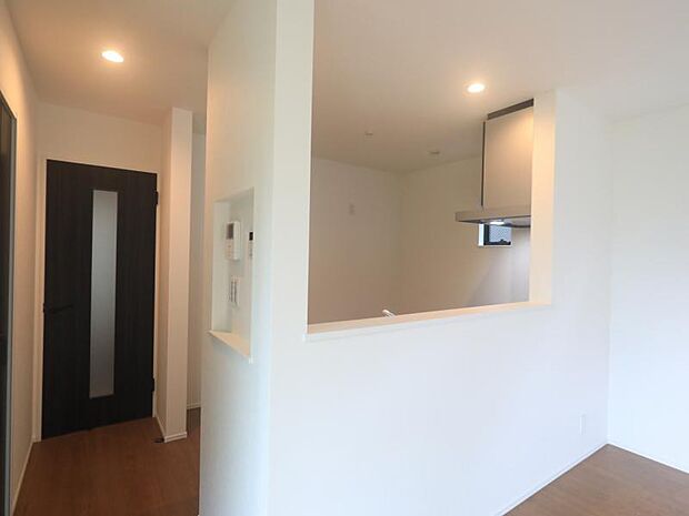 対面式システムキッチン　キッチンはご家族との会話が楽しめる対面式タイプを採用。リビングで遊ぶお子様の様子をうかがいながらお料理もできます。