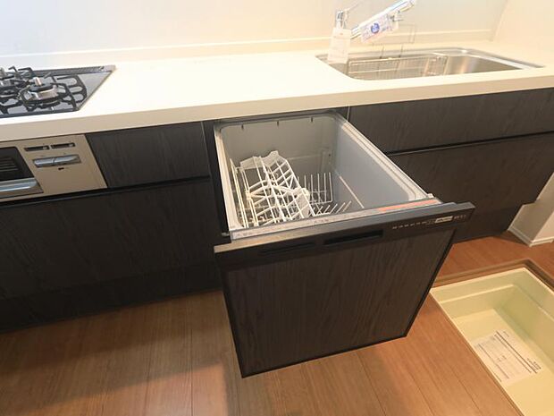 食器洗浄乾燥機　食器の後片付けに便利な食器洗浄乾燥機を標準装備。ビルトインタイプなので見た目もスッキリ、特に共働き世帯のご家族には必須品です。