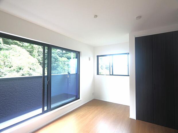 洋室7.5帖　窓から注がれる光で家族とのコミュニケーションも明るくなりそうな居室です。