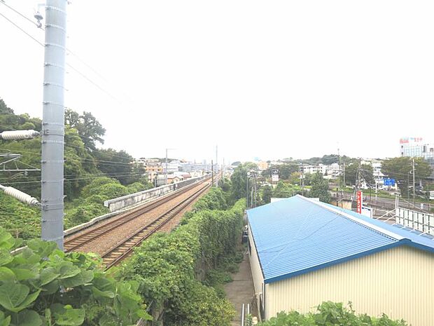 この街ならではの美しい風景と、ここから紡がれる物語が始まります。