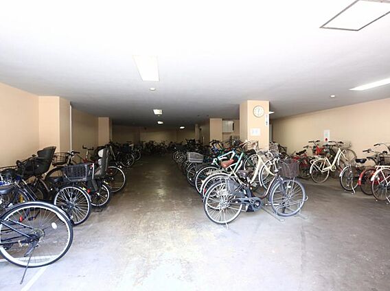 建物内の駐輪場...