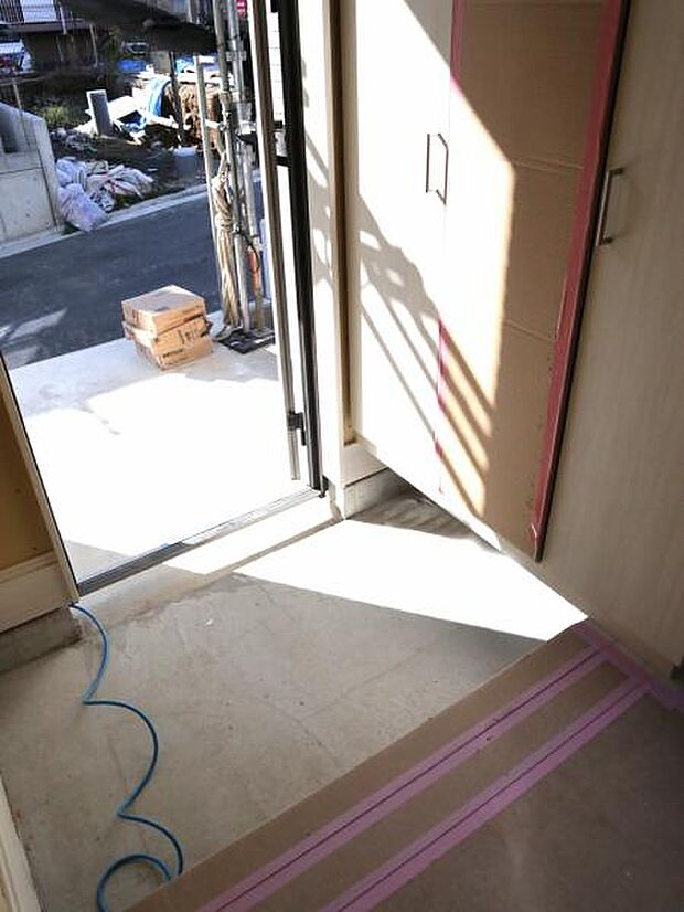 雑多な玄関ではなくスッキリ空間としてお家の顔になるよう設計いたしました。(2025.12.1撮影)