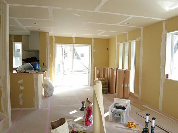 LDK19帖 床暖房完備のくつろげるリビングは話に夢中になりすぎて、ついつい時間を忘れてしまう。そんな束の間の幸せを感じさせてくれる場所です。(2025.12.1撮影)