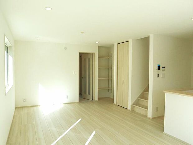 LDK19帖　リビングには床暖房を備えてます。空気を汚さず、ほこりも舞い上がらないので小さなお子様がいても安心です。