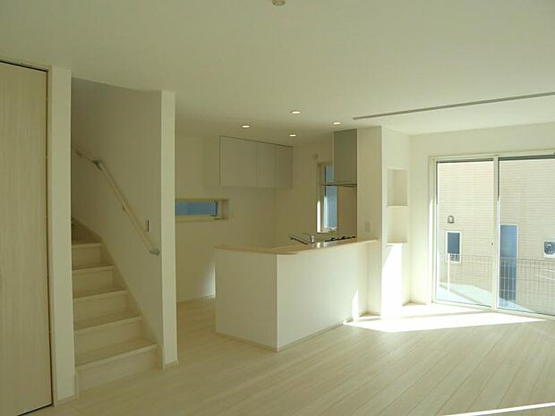 LDK19帖　床暖房完備の家族が集まるリビングはゆったり空間に。明るい陽射しと風が入る窓配置が安らげる空間を演出します。