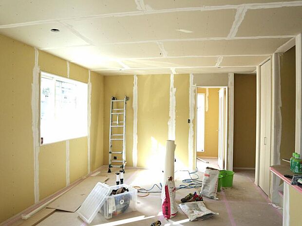 LDK19帖 床暖房完備の家族が集まるリビングはゆったり空間に。明るい陽射しと風が入る窓配置が安らげる空間を演出します。(2025.12.1撮影)