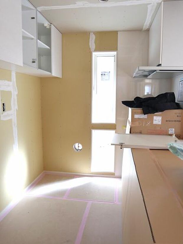 広々とした対面式キッチンスペース。食洗機と浄水器が付き、収納力もあるキッチンはお料理が捗ります。(2025.12.1撮影)