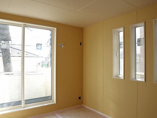 洋室6帖 この場所だからこそ叶えられる開放感、陽光を取り入れた住宅です。(2025.12.1撮影)