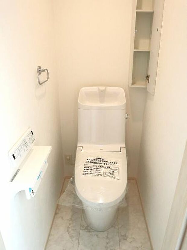 ウォシュレット付き清潔感の溢れるトイレです。落ち着いた空間で安らぎのひとときをお過ごし頂けます。（2か所あります）