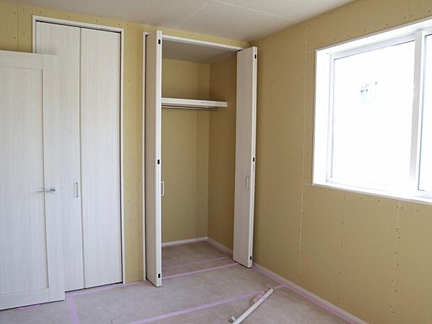 クローゼットには棚やハンガーパイプが備えられているので、大切なお洋服にしわを付けずにそのまましまうことが出来ます。(2025.12.1撮影)