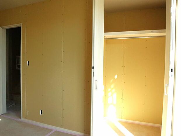 クローゼットには棚やハンガーパイプが付いており、スーツや上着などがスッキリ収納可能です。(2025.12.1撮影)