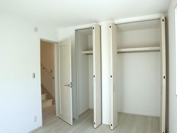 クローゼットには棚やハンガーパイプが付いており、スーツや上着などがスッキリ収納可能です。