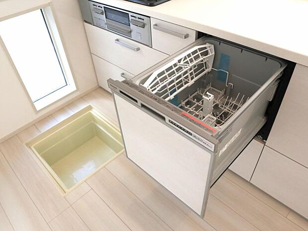 食器洗浄乾燥機　食器の後片付けに便利な食器洗浄乾燥機を標準装備。ビルトインタイプなので見た目もスッキリ、特に共働き世帯のご家族には必須品です。