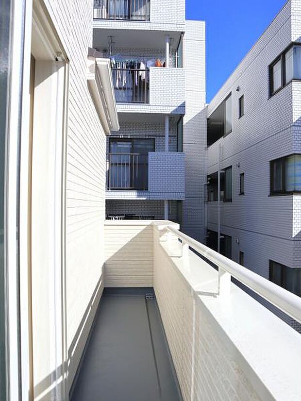 使い易いバルコニー。やわらかな陽射し・心地よい風。どこまでも広がる空の下、限りない開放感を味わえる空間です。（2025.12.1撮影）