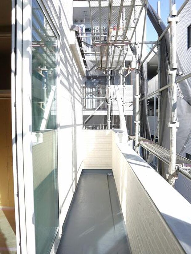 使い易いバルコニー。やわらかな陽射し・心地よい風。どこまでも広がる空の下、限りない開放感を味わえる空間です。(2025.12.1撮影)