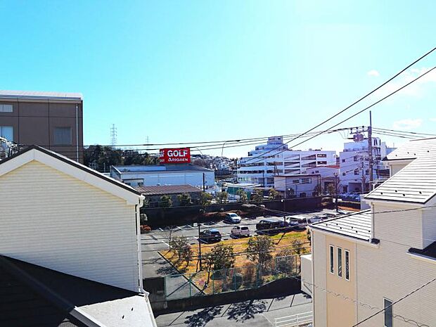 この街ならではの美しい風景と、ここから紡がれる物語が始まります。