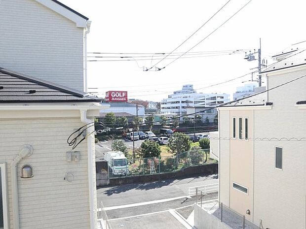 この街ならではの美しい風景と、ここから紡がれる物語が始まります。