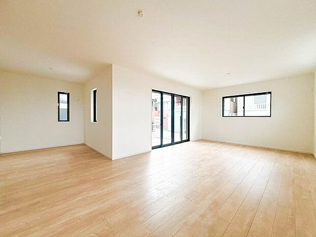 ゆとりあるリビング。お子様が小さい方には遊べるスペースとして利用されるのも良いですね。（2025.9.20撮影）