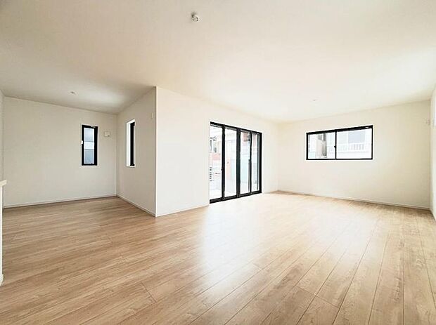 ゆとりあるリビング。お子様が小さい方には遊べるスペースとして利用されるのも良いですね。（2025.12.23撮影）