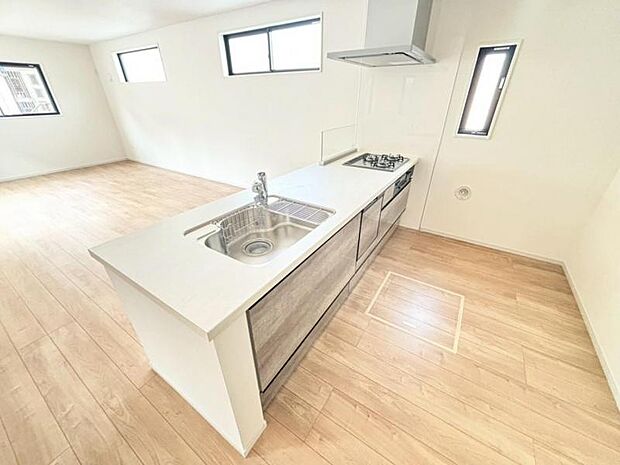 リビング全体が見渡せる対面式システムキッチン。お子様達がいつもママのそばにいられる安心感も生まれます。食事の用意をしながらご家族との会話も弾み笑顔溢れる空間です。（2025.12.23撮影）