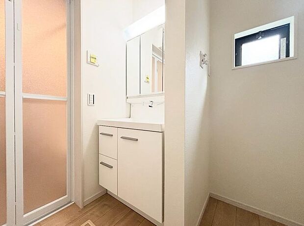 清潔感と機能性を備え一日の始まりと終わりを心地よく演出してくれるパウダールームです。（2025.12.23撮影）