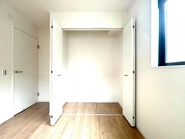 部屋に備えられたクローゼット。普段使わないものなども収納可能ですので、居室を広く使うことが出来ます（2025.9.20撮影）