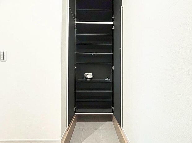 清潔感のある空間を保てるよう、収納スペースを広く設けていますので、たくさんある靴もすべて収納して頂け、玄関をスッキリ綺麗な空間に纏めます。（2025.12.23撮影）