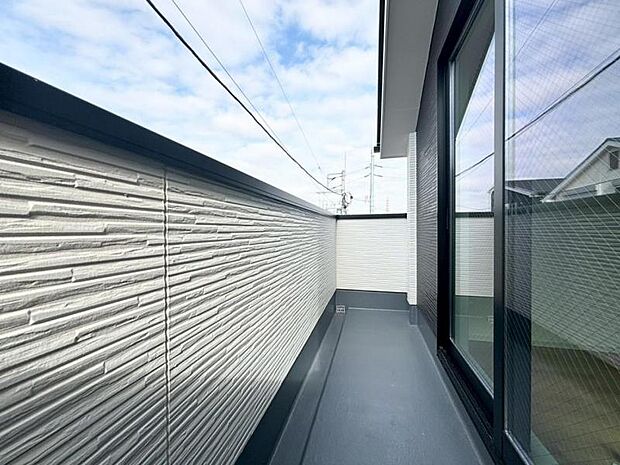 陽の光に照らされるバルコニーを爽やかな涼風が吹き抜けていきます。心を落ち着かせ開放してくれる眺望が今日も家族を包み込みます。（2025.12.23撮影）