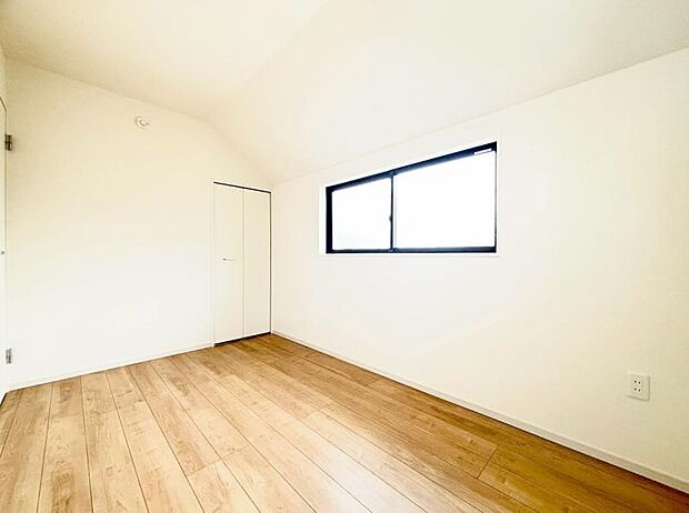 お子様が勉強など出来る5.1帖のお部屋。二段ベッドやタンスなどの配置も可能です。（2025.12.23撮影）