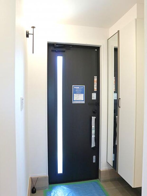 雑多な玄関ではなくスッキリ空間としてお家の顔になるよう設計いたしました。